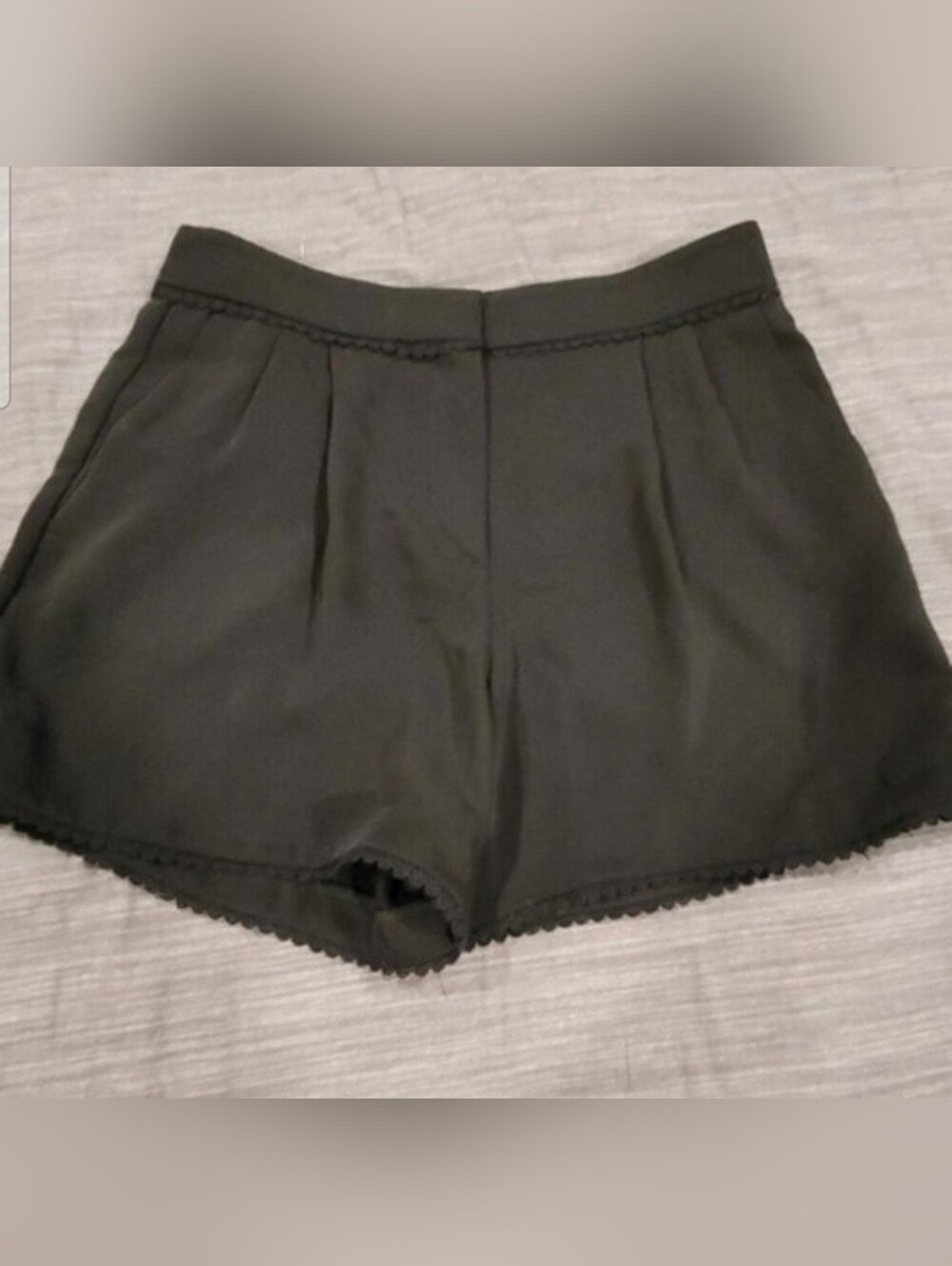 Ann Taylor Black Shorts Embroidered Detailing 4" Inseam Pleated Front Women Sz 4